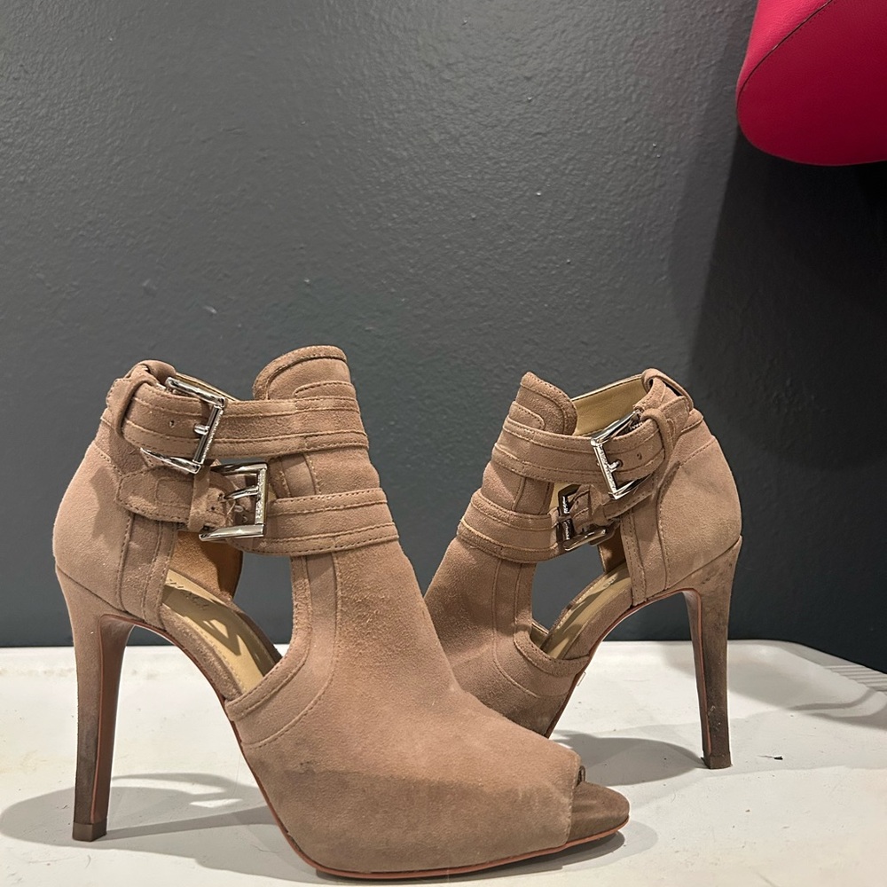 MICHAEL KORS TAN STRAPPY HEELS